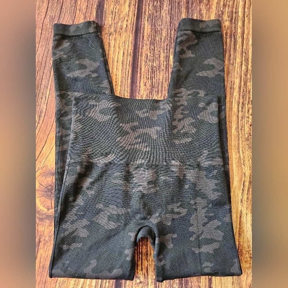 Spanx Size Large Camo Seamless Leggings Black Gray Look At Me Now Slimming 25.5" - Picture 4 of 8